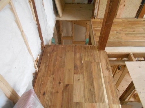 床板　屋根裏　木材　無垢材　材木　大工　工務店　家　戸建て　注文住宅　漆喰　天然素材　シックハウス