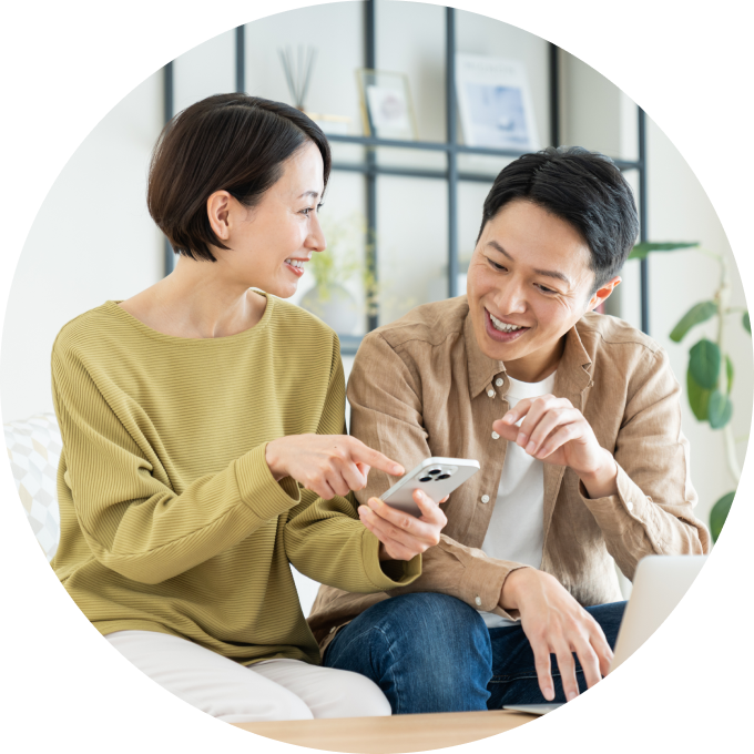 スマートフォンで相談する夫婦