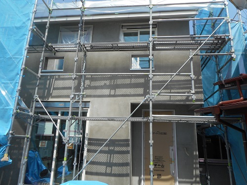 秦野市の注文住宅　折上げ天井のリビングと間接照明の家【B様邸】左官工事