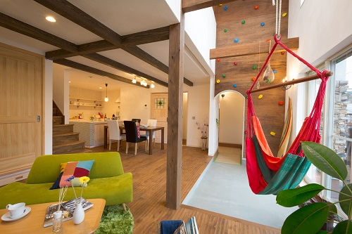 秦野市・注文住宅実例　太陽光発電も搭載した子供が全力で遊ぶ家