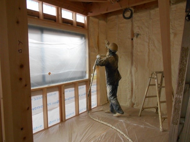 高気密高断熱　吹き付け断熱材